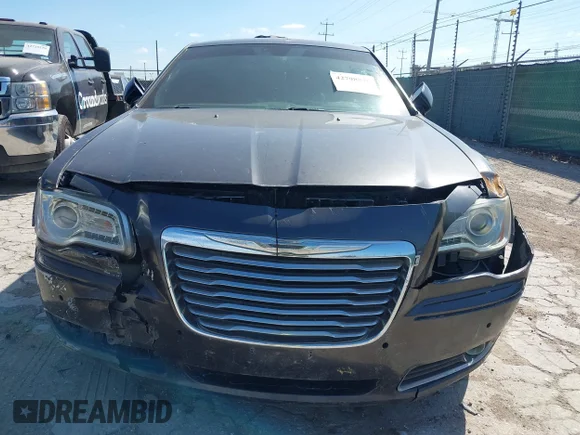 ✅ 2014 Chrysler 300 C • VIN: 2C3CCAKT1EH273313 • Lot: 42798726. Wystawiony na IAAI z przebiegiem 191 690 mil. Bezpłatny archiwum sprzedaży aukcyjnych z USA i szczegółowy raport historii pojazdu na DreamBid. Zdjęcie 6.