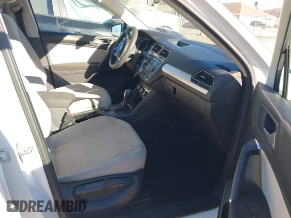 ✅ 2020 Volkswagen Tiguan S • VIN: 3VV0B7AXXLM028230 • Lot: 43709654. Wystawiony na IAAI z przebiegiem 156 769 mil. Bezpłatny archiwum sprzedaży aukcyjnych z USA i szczegółowy raport historii pojazdu na DreamBid. Zdjęcie 5.