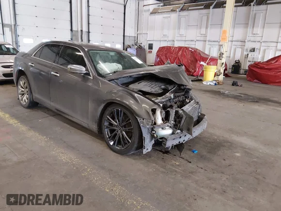 ✅ 2018 Chrysler 300 Limited • VIN: 2C3CCAEG8JH140279 • Lot: 44773008. Wystawiony na IAAI z przebiegiem 134 362 mil. Bezpłatny archiwum sprzedaży aukcyjnych z USA i szczegółowy raport historii pojazdu na DreamBid. Zdjęcie 1.