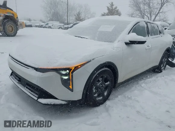 ✅ 2025 Kia K4 LXS • VIN: 3KPFT4DE2SE232446 • Лот: 44334013. Опубликован ранее на IAAI с пробегом 2 203 миль. Бесплатный доступ к архиву аукционных продаж из США и подробный отчёт об истории автомобиля на DreamBid. Изображение 2.