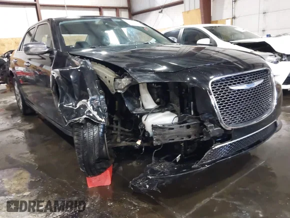✅ 2019 Chrysler 300 Limited • VIN: 2C3CCAKG8KH536962 • Lot: 43809688. Wystawiony na IAAI z przebiegiem 111 865 mil. Bezpłatny archiwum sprzedaży aukcyjnych z USA i szczegółowy raport historii pojazdu na DreamBid. Zdjęcie 1.