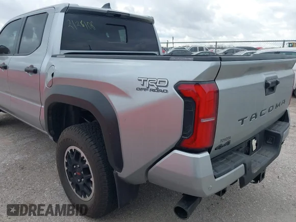 ✅ 2024 Toyota Tacoma TRD Off Road • VIN: 3TYLB5JN4RT046282 • Lot: 44498695. Wystawiony na IAAI z przebiegiem 7 627 mil. Bezpłatny archiwum sprzedaży aukcyjnych z USA i szczegółowy raport historii pojazdu na DreamBid. Zdjęcie 3.