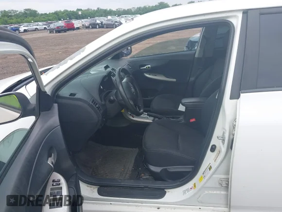✅ 2013 Toyota Corolla LE • VIN: 5YFBU4EE1DP135654 • Лот: 45324268. Опубликован ранее на IAAI с пробегом 194 239 миль. Бесплатный доступ к архиву аукционных продаж из США и подробный отчёт об истории автомобиля на DreamBid. Изображение 5.
