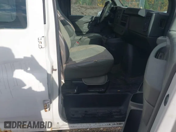 ✅ 2010 Chevrolet Express Cargo • VIN: 1GCZGFBA4A1158803 • Lot: 43491842. Wystawiony na IAAI z przebiegiem 252 659 mil. Bezpłatny archiwum sprzedaży aukcyjnych z USA i szczegółowy raport historii pojazdu na DreamBid. Zdjęcie 5.