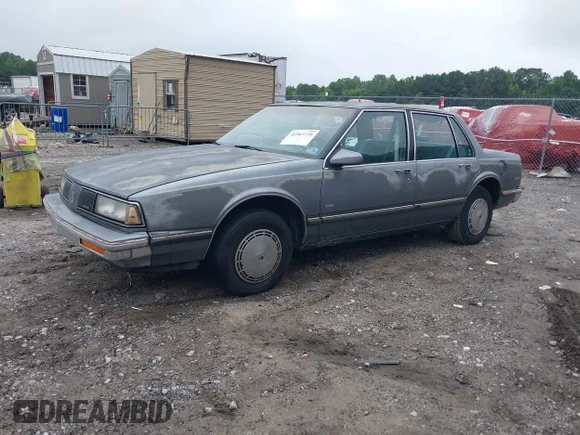 ✅ 1989 Oldsmobile Delta • VIN: 1G3HN54C1K1809364 • Lot: 42963729. Wystawiony na IAAI z przebiegiem 168 541 mil. Bezpłatny archiwum sprzedaży aukcyjnych z USA i szczegółowy raport historii pojazdu na DreamBid. Zdjęcie 2.