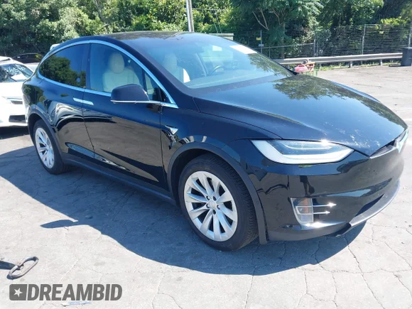 ✅ 2020 Tesla Model X Long Range • VIN: 5YJXCAE2XLF300897 • Лот: 45642770. Опубликован ранее на IAAI с пробегом 99 359 миль. Бесплатный доступ к архиву аукционных продаж из США и подробный отчёт об истории автомобиля на DreamBid. Изображение 1.