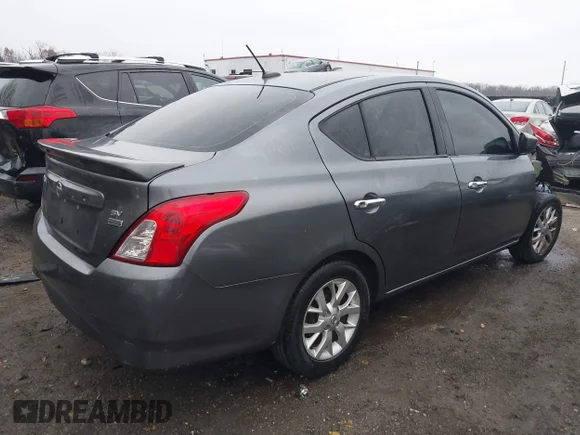 ✅ 2018 Nissan Versa S Plus • VIN: 3N1CN7AP6JL811960 • Lot: 43685630. Wystawiony na IAAI z przebiegiem 125 980 mil. Bezpłatny archiwum sprzedaży aukcyjnych z USA i szczegółowy raport historii pojazdu na DreamBid. Zdjęcie 4.