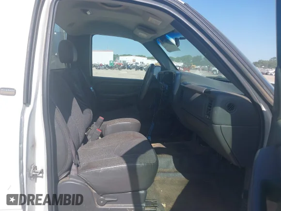 ✅ 2005 Chevrolet Silverado 2500HD Work Truck • VIN: 1GBHC24U35E128539 • Lot: 42886512. Wystawiony na IAAI z przebiegiem 325 038 mil. Bezpłatny archiwum sprzedaży aukcyjnych z USA i szczegółowy raport historii pojazdu na DreamBid. Zdjęcie 5.
