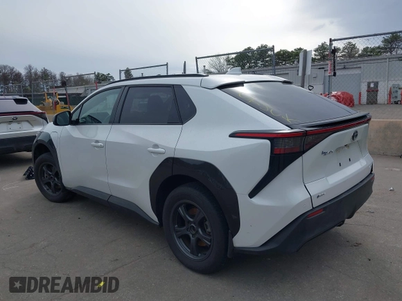 ✅ 2024 Toyota bZ4X XLE • VIN: JTMABACA9RA057314 • Lot: 44641124. Wystawiony na IAAI z przebiegiem 29 591 mil. Bezpłatny archiwum sprzedaży aukcyjnych z USA i szczegółowy raport historii pojazdu na DreamBid. Zdjęcie 3.