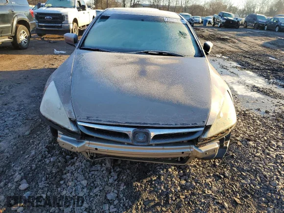✅ 2003 Honda Accord EX • VIN: 1HGCM56683A036125 • Лот: 72401535. Опубликован ранее на Copart с пробегом Не указан. Бесплатный доступ к архиву аукционных продаж из США и подробный отчёт об истории автомобиля на DreamBid. Изображение 5.