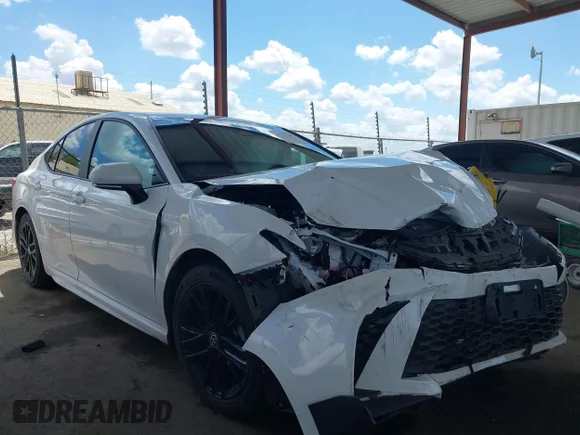 ✅ 2025 Toyota Camry SE • VIN: 4T1DAACK3SU648781 • Лот: 45217115. Опубликован ранее на IAAI с пробегом 13 687 миль. Бесплатный доступ к архиву аукционных продаж из США и подробный отчёт об истории автомобиля на DreamBid. Изображение 1.