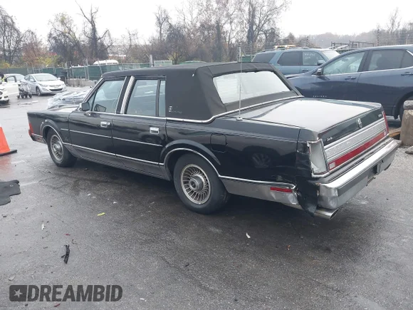 ✅ 1989 Lincoln Town Car • VIN: 1LNBM82F8KY609768 • Lot: 43786206. Wystawiony na IAAI z przebiegiem 33 868 mil. Bezpłatny archiwum sprzedaży aukcyjnych z USA i szczegółowy raport historii pojazdu na DreamBid. Zdjęcie 3.