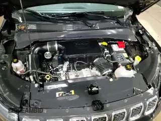 ✅ 2024 Jeep Compass Latitude • VIN: 3C4NJDBN9RT598978 • Lot: 94988865. Wystawiony na Copart z przebiegiem 45 378 mil. Bezpłatny archiwum sprzedaży aukcyjnych z USA i szczegółowy raport historii pojazdu na DreamBid. Zdjęcie 14.