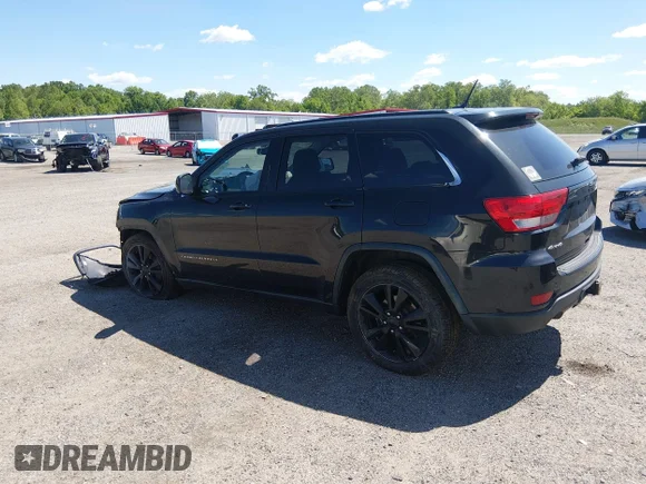 ✅ 2012 Jeep Grand Cherokee Laredo Altitude • VIN: 1C4RJFAT9CC335079 • Lot: 45239718. Wystawiony na IAAI z przebiegiem 237 026 mil. Bezpłatny archiwum sprzedaży aukcyjnych z USA i szczegółowy raport historii pojazdu na DreamBid. Zdjęcie 3.