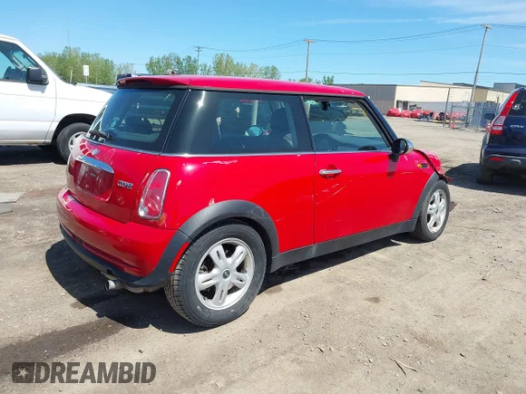 ✅ 2006 MINI Hardtop • VIN: WMWRC33516TK17889 • Лот: 45182473. Опубліковано раніше на IAAI з пробігом 112 575 миль. Безкоштовний доступ до архіву аукціонних продажів зі США та докладний звіт про історію автомобіля на DreamBid. Зображення 4.