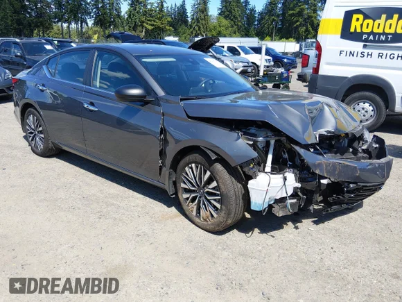 ✅ 2025 Nissan Altima SV • VIN: 1N4BL4DV8SN431601 • Лот: 45364778. Опубліковано раніше на IAAI з пробігом 12 906 миль. Безкоштовний доступ до архіву аукціонних продажів зі США та докладний звіт про історію автомобіля на DreamBid. Зображення 1.