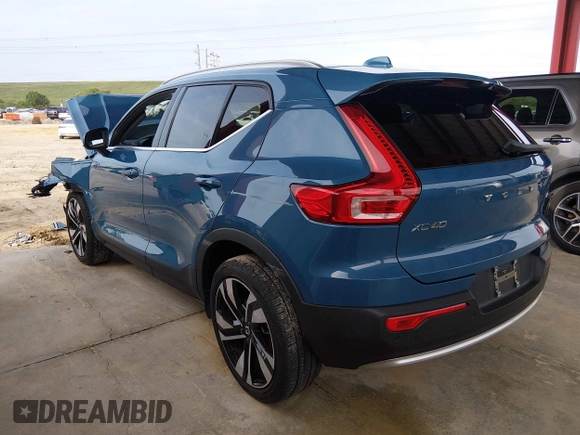 ✅ 2023 Volvo XC40 Plus Bright Theme • VIN: YV4L12UE0P2020028 • Lot: 45164380. Wystawiony na IAAI z przebiegiem 25 636 mil. Bezpłatny archiwum sprzedaży aukcyjnych z USA i szczegółowy raport historii pojazdu na DreamBid. Zdjęcie 3.