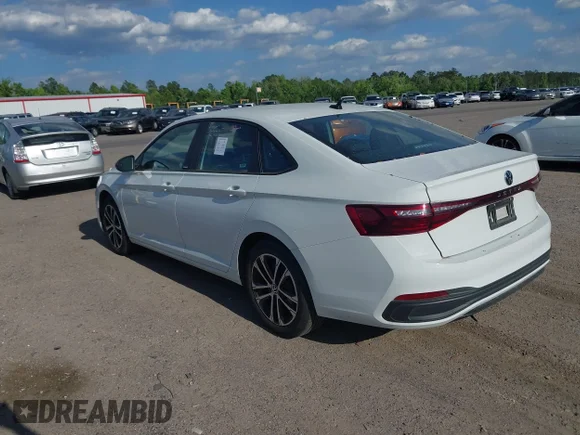 ✅ 2025 Volkswagen Jetta Sport • VIN: 3VWBX7BU5SM061208 • Lot: 44995159. Wystawiony na IAAI z przebiegiem 24 553 mil. Bezpłatny archiwum sprzedaży aukcyjnych z USA i szczegółowy raport historii pojazdu na DreamBid. Zdjęcie 3.