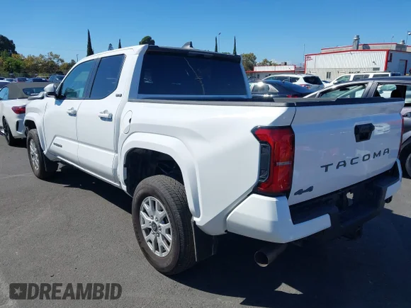 ✅ 2024 Toyota Tacoma TRD Off Road • VIN: 3TMLB5JN5RM057125 • Lot: 43274488. Wystawiony na IAAI z przebiegiem 22 542 mil. Bezpłatny archiwum sprzedaży aukcyjnych z USA i szczegółowy raport historii pojazdu na DreamBid. Zdjęcie 3.
