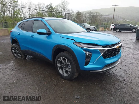 ✅ 2025 Chevrolet Trax LT • VIN: KL77LHEP3SC263236 • Lot: 45026303. Wystawiony na IAAI z przebiegiem 8 577 mil. Bezpłatny archiwum sprzedaży aukcyjnych z USA i szczegółowy raport historii pojazdu na DreamBid. Zdjęcie 1.