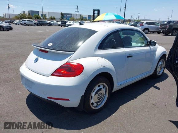 ✅ 2015 Volkswagen Beetle 1.8T • VIN: 3VWF17ATXFM653432 • Lot: 45174500. Wystawiony na IAAI z przebiegiem 111 997 mil. Bezpłatny archiwum sprzedaży aukcyjnych z USA i szczegółowy raport historii pojazdu na DreamBid. Zdjęcie 4.