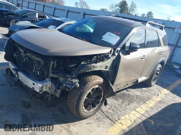 ✅ 2024 Nissan Pathfinder Rock Creek • VIN: 5N1DR3BD1RC206380 • Lot: 43813753. Wystawiony na IAAI z przebiegiem 40 749 mil. Bezpłatny archiwum sprzedaży aukcyjnych z USA i szczegółowy raport historii pojazdu na DreamBid. Zdjęcie 2.