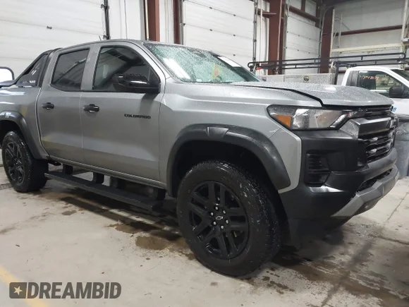 ✅ 2025 Chevrolet Colorado 4WD Trail Boss • VIN: 1GCPTEEK9S1225284 • Lot: 43960600. Wystawiony na IAAI z przebiegiem 4 571 mil. Bezpłatny archiwum sprzedaży aukcyjnych z USA i szczegółowy raport historii pojazdu na DreamBid. Zdjęcie 1.