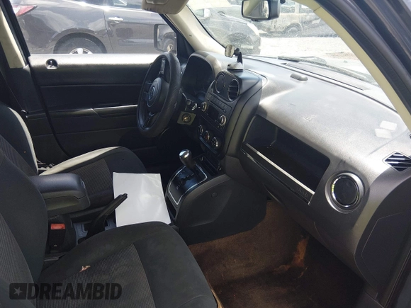 ✅ 2015 Jeep Patriot Altitude • VIN: 1C4NJPBA8FD107669 • Lot: 45167158. Wystawiony na IAAI z przebiegiem 294 731 mil. Bezpłatny archiwum sprzedaży aukcyjnych z USA i szczegółowy raport historii pojazdu na DreamBid. Zdjęcie 5.