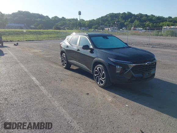✅ 2025 Chevrolet Trax 2RS • VIN: KL77LJEP4SC142156 • Lot: 45059615. Wystawiony na IAAI z przebiegiem 47 402 mil. Bezpłatny archiwum sprzedaży aukcyjnych z USA i szczegółowy raport historii pojazdu na DreamBid. Zdjęcie 1.