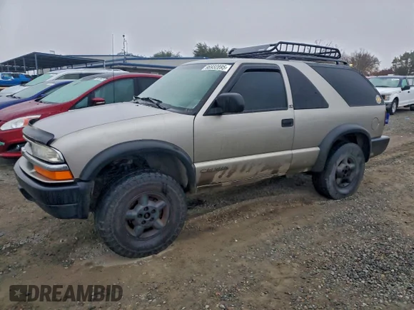 ✅ 2000 Chevrolet Blazer LS • VIN: 1GNCT18W3YK201207 • Lot: 96932895. Wystawiony na Copart z przebiegiem 214 895 mil. Bezpłatny archiwum sprzedaży aukcyjnych z USA i szczegółowy raport historii pojazdu na DreamBid. Zdjęcie 1.