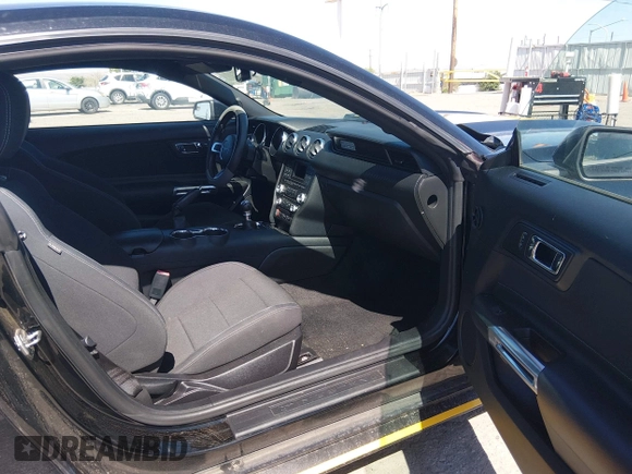 ✅ 2017 Ford Mustang V6 • VIN: 1FA6P8AM3H5277428 • Lot: 45006514. Wystawiony na IAAI z przebiegiem 54 738 mil. Bezpłatny archiwum sprzedaży aukcyjnych z USA i szczegółowy raport historii pojazdu na DreamBid. Zdjęcie 5.