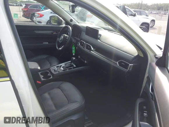 ✅ 2023 Mazda CX-5 S Premium • VIN: JM3KFBDM1P0225139 • Lot: 43898012. Wystawiony na IAAI z przebiegiem 24 739 mil. Bezpłatny archiwum sprzedaży aukcyjnych z USA i szczegółowy raport historii pojazdu na DreamBid. Zdjęcie 5.
