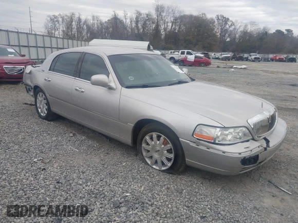 ✅ 2011 Lincoln Town Car Signature Limited • VIN: 2LNBL8CV9BX758554 • Lot: 41216879. Wystawiony na IAAI z przebiegiem 129 958 mil. Bezpłatny archiwum sprzedaży aukcyjnych z USA i szczegółowy raport historii pojazdu na DreamBid. Zdjęcie 1.