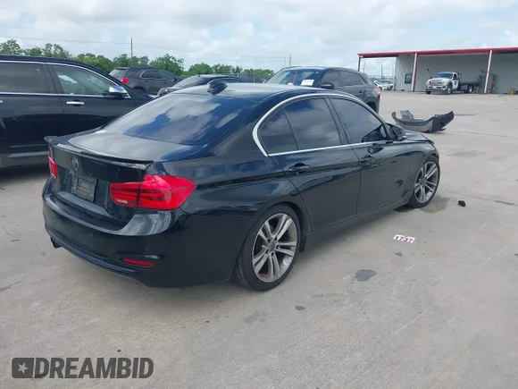 ✅ 2018 BMW 3 Series 330i • VIN: WBA8B9G55JNU58024 • Lot: 45240521. Wystawiony na IAAI z przebiegiem 93 313 mil. Bezpłatny archiwum sprzedaży aukcyjnych z USA i szczegółowy raport historii pojazdu na DreamBid. Zdjęcie 4.