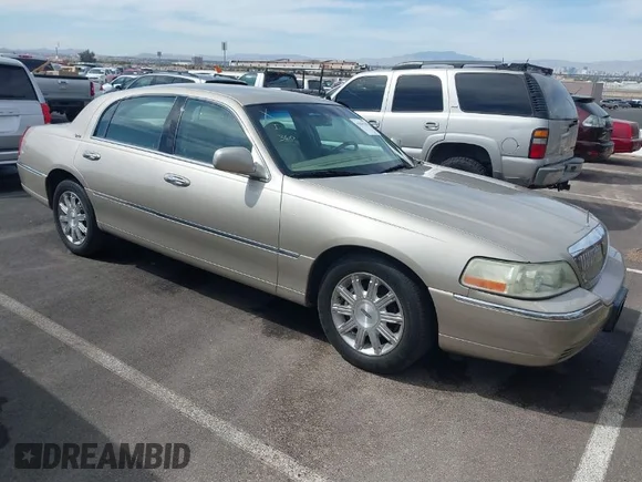 ✅ 2009 Lincoln Town Car Signature Limited • VIN: 2LNHM82V99X632889 • Lot: 41849548. Wystawiony na IAAI z przebiegiem 124 169 mil. Bezpłatny archiwum sprzedaży aukcyjnych z USA i szczegółowy raport historii pojazdu na DreamBid. Zdjęcie 1.