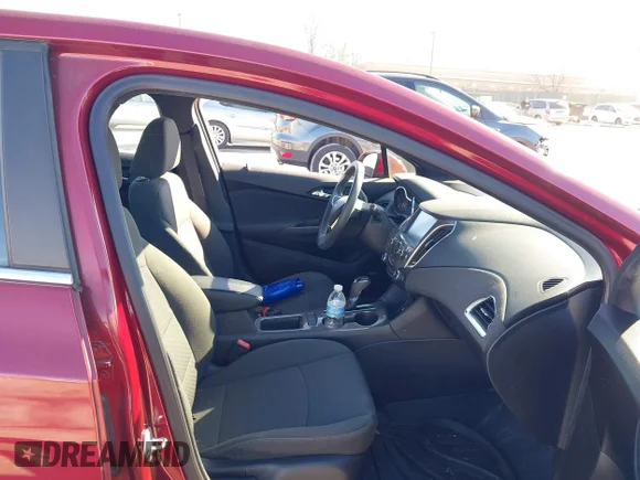 ✅ 2018 Chevrolet Cruze LT • VIN: 1G1BE5SM8J7118502 • Lot: 44292101. Wystawiony na IAAI z przebiegiem 32 267 mil. Bezpłatny archiwum sprzedaży aukcyjnych z USA i szczegółowy raport historii pojazdu na DreamBid. Zdjęcie 5.