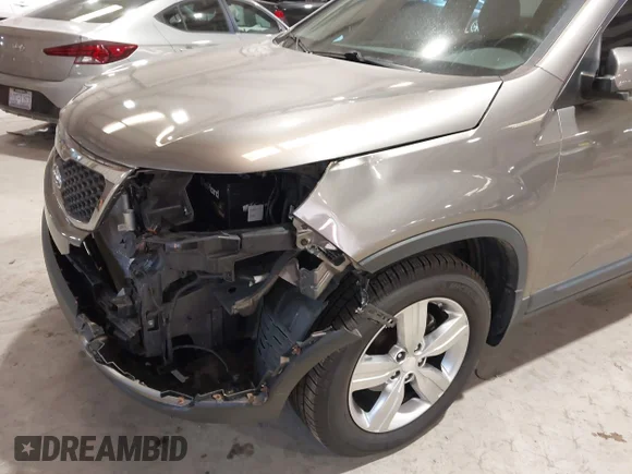 ✅ 2013 Kia Sorento EX • VIN: 5XYKU4A25DG335095 • Lot: 44333937. Wystawiony na IAAI z przebiegiem 157 213 mil. Bezpłatny archiwum sprzedaży aukcyjnych z USA i szczegółowy raport historii pojazdu na DreamBid. Zdjęcie 6.