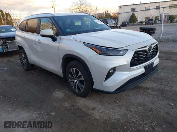 ✅ 2024 Toyota Highlander LE • VIN: 5TDKDRBHXRS555696 • Lot: 43807860. Listed on IAAI with 18,061 mi. Free auction sales archive from the USA and detailed vehicle history report at DreamBid. Image 1.