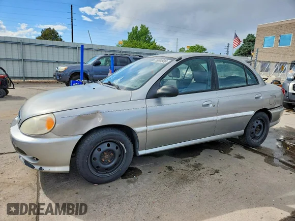 ✅ 2002 Kia Rio • VIN: KNADC123X26198833 • Лот: 55004936. Опубліковано раніше на Copart з пробігом 130 891 миль. Безкоштовний доступ до архіву аукціонних продажів зі США та докладний звіт про історію автомобіля на DreamBid. Зображення 1.