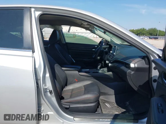 ✅ 2020 Nissan Altima SR • VIN: 1N4BL4CV3LC127171 • Lot: 45123819. Wystawiony na IAAI z przebiegiem 81 503 mil. Bezpłatny archiwum sprzedaży aukcyjnych z USA i szczegółowy raport historii pojazdu na DreamBid. Zdjęcie 5.