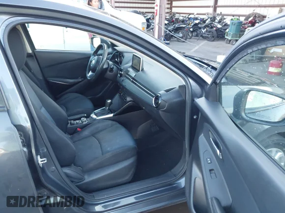 ✅ 2017 Toyota Yaris • VIN: 3MYDLBYV9HY185608 • Лот: 43632876. Опубликован ранее на IAAI с пробегом 301 618 миль. Бесплатный доступ к архиву аукционных продаж из США и подробный отчёт об истории автомобиля на DreamBid. Изображение 5.