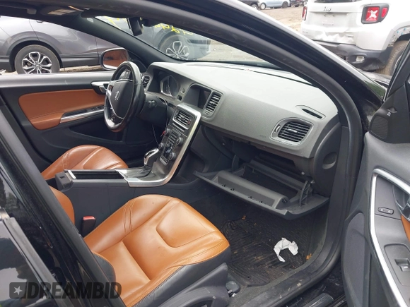 ✅ 2015 Volvo S60 T5 Premier Plus • VIN: YV1612TC7F1308868 • Lot: 42448294. Wystawiony na IAAI z przebiegiem 86 567 mil. Bezpłatny archiwum sprzedaży aukcyjnych z USA i szczegółowy raport historii pojazdu na DreamBid. Zdjęcie 5.