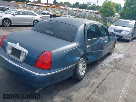 ✅ 2001 Lincoln Town Car Signature • VIN: 1LNHM82W31Y671765 • Lot: 42388988. Wystawiony na IAAI z przebiegiem 154 162 mil. Bezpłatny archiwum sprzedaży aukcyjnych z USA i szczegółowy raport historii pojazdu na DreamBid. Zdjęcie 4.