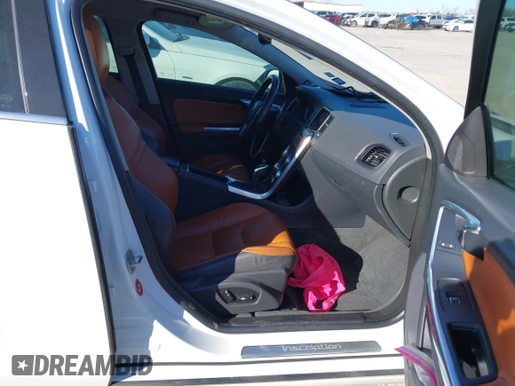 ✅ 2017 Volvo S60 Inscription Platinum • VIN: LYV402HM7HB141120 • Lot: 44163881. Wystawiony na IAAI z przebiegiem 111 726 mil. Bezpłatny archiwum sprzedaży aukcyjnych z USA i szczegółowy raport historii pojazdu na DreamBid. Zdjęcie 5.