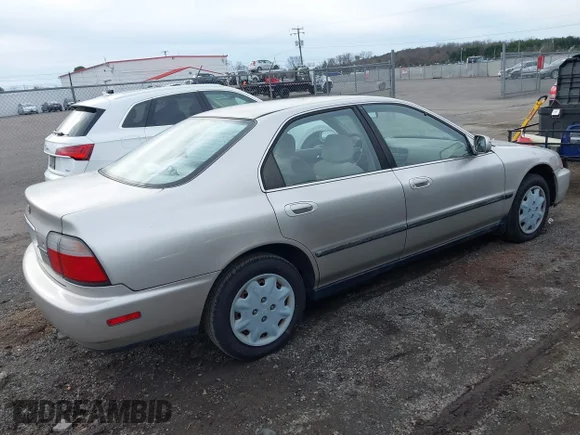 ✅ 1996 Honda Accord LX • VIN: 1HGCD5532TA248962 • Lot: 44141757. Wystawiony na IAAI z przebiegiem 144 799 mil. Bezpłatny archiwum sprzedaży aukcyjnych z USA i szczegółowy raport historii pojazdu na DreamBid. Zdjęcie 4.