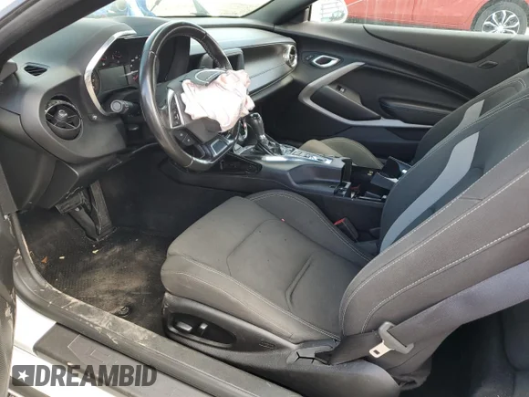 ✅ 2019 Chevrolet Camaro 1LT • VIN: 1G1FB3DXXK0143353 • Lot: 46608243. Wystawiony na Copart z przebiegiem Nie podano. Bezpłatny archiwum sprzedaży aukcyjnych z USA i szczegółowy raport historii pojazdu na DreamBid. Zdjęcie 7.