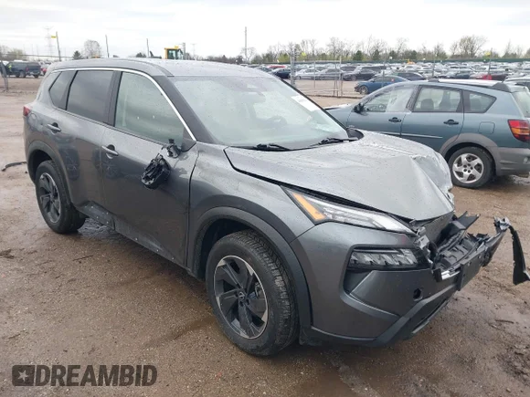 ✅ 2024 Nissan Rogue SV • VIN: 5N1BT3BB1RC705350 • Лот: 44856264. Опубліковано раніше на IAAI з пробігом 52 045 миль. Безкоштовний доступ до архіву аукціонних продажів зі США та докладний звіт про історію автомобіля на DreamBid. Зображення 1.