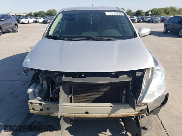 ✅ 2017 Nissan Versa S Plus • VIN: 3N1CN7AP5HL810468 • Lot: 71012734. Wystawiony na Copart z przebiegiem 175 333 mil. Bezpłatny archiwum sprzedaży aukcyjnych z USA i szczegółowy raport historii pojazdu na DreamBid. Zdjęcie 5.