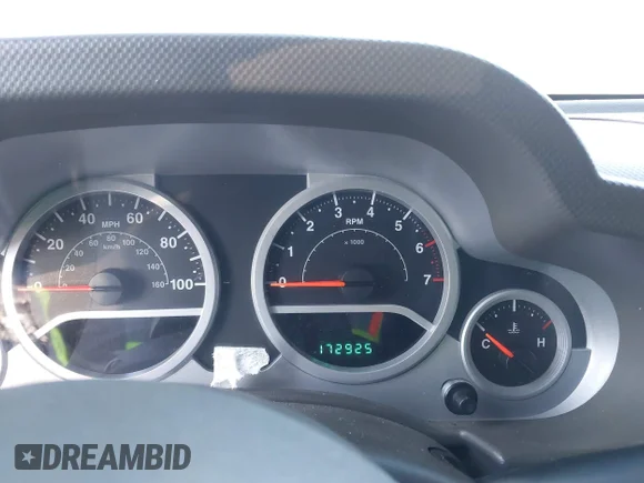 ✅ 2010 Jeep Wrangler Unlimited Sport • VIN: 1J4BA3H11AL119643 • Lot: 44189504. Wystawiony na IAAI z przebiegiem 172 925 mil. Bezpłatny archiwum sprzedaży aukcyjnych z USA i szczegółowy raport historii pojazdu na DreamBid. Zdjęcie 7.