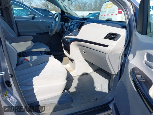 ✅ 2014 Toyota Sienna LE • VIN: 5TDKK3DC5ES449364 • Lot: 44240771. Wystawiony na IAAI z przebiegiem 181 330 mil. Bezpłatny archiwum sprzedaży aukcyjnych z USA i szczegółowy raport historii pojazdu na DreamBid. Zdjęcie 5.